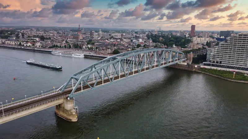 Nijmegen met de Waalbrug bij zonsondergang